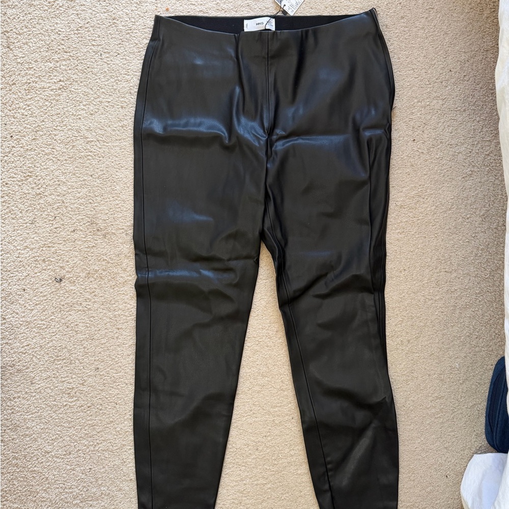 Women’s black leather skinny pant